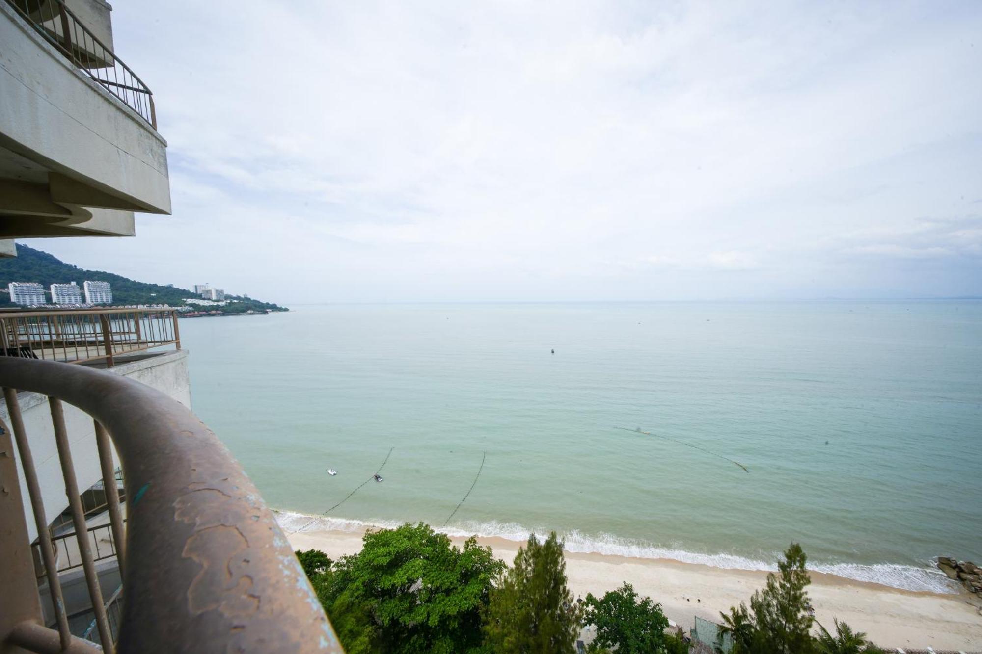 Rainbow Paradise Beach Resort Tanjung Bungah  Exterior photo