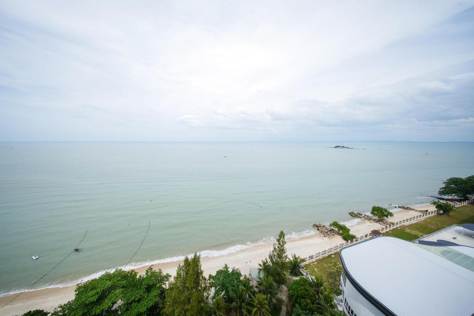 Rainbow Paradise Beach Resort Tanjung Bungah  Exterior photo
